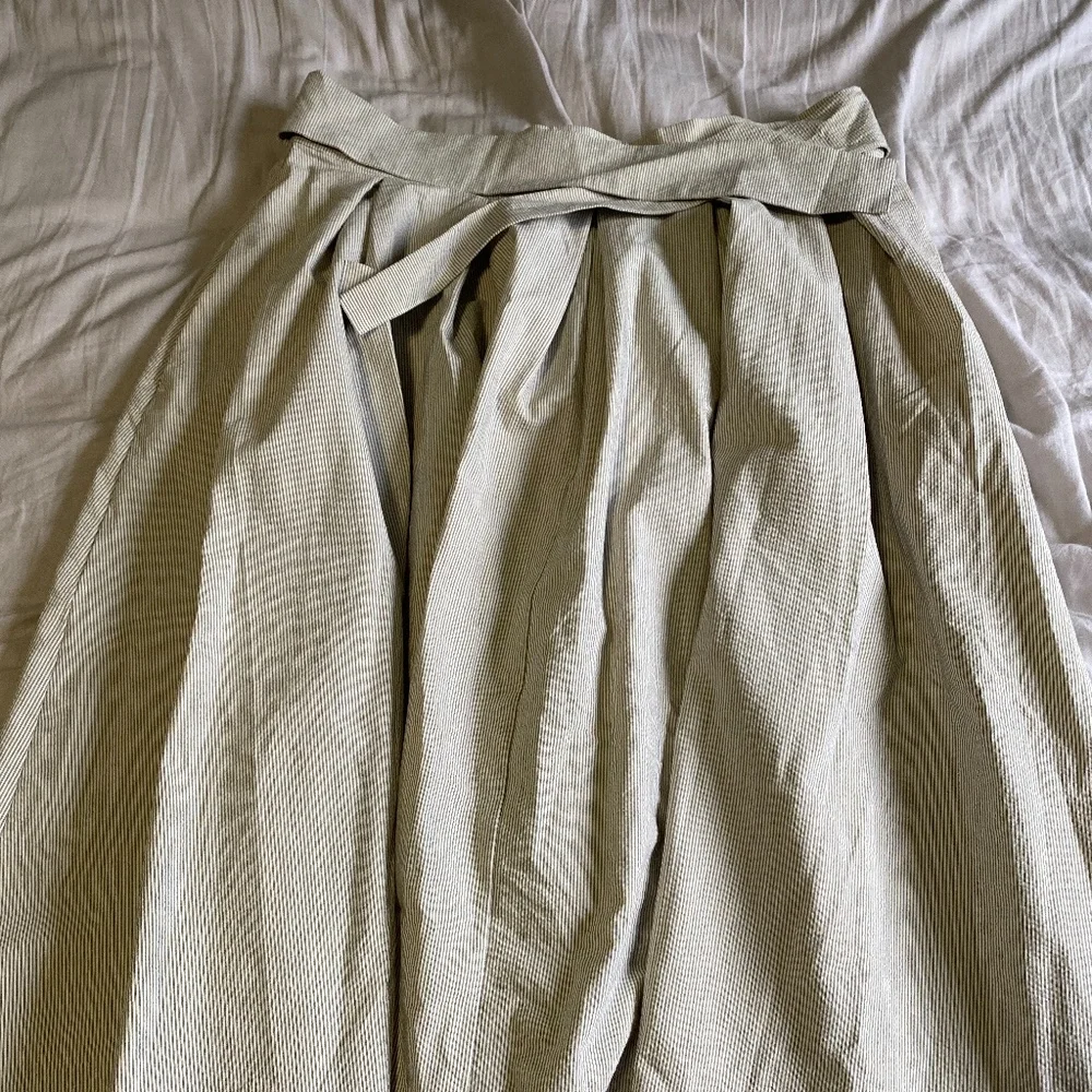 High waisted & knee length skirt - Picture 1 of 3